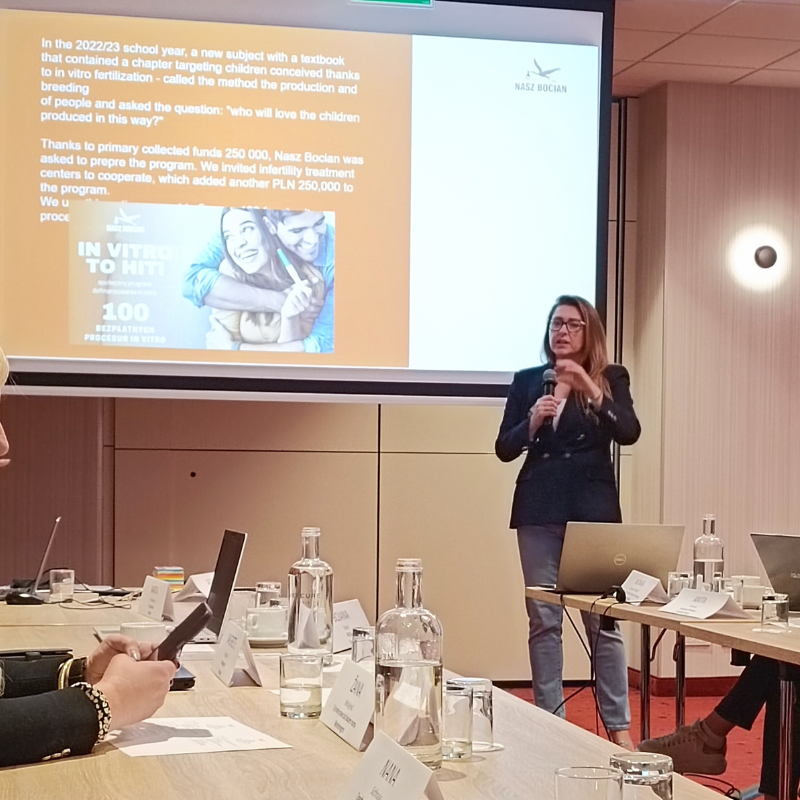karolina klimowicz prezentuje nasze działania, które doprowadziły do powrotu refundacji in vitro